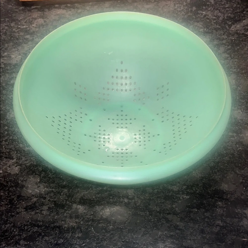 Vintage Tupperware Green Colander 9 inch. Great condition